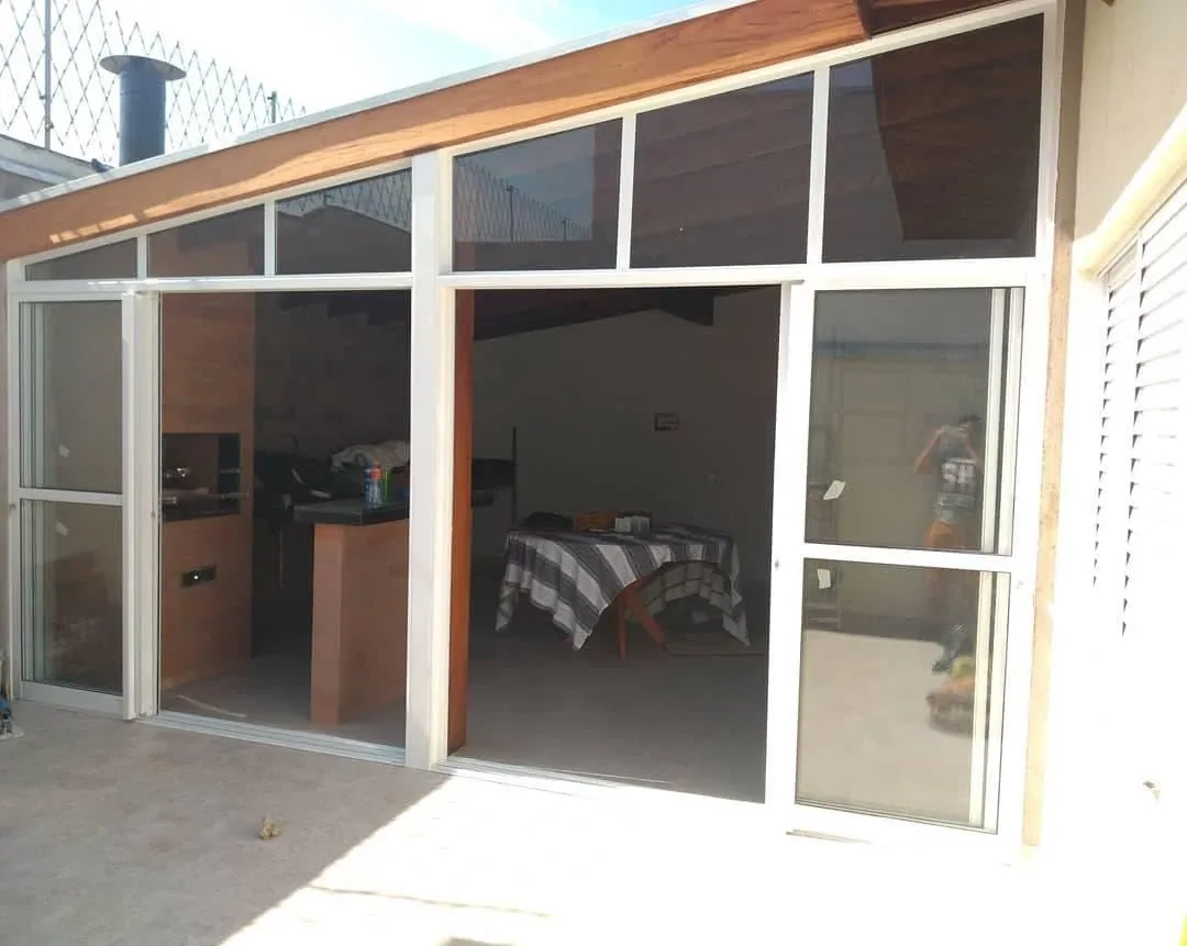 Portas abertas no fechamento da área de churrasqueira