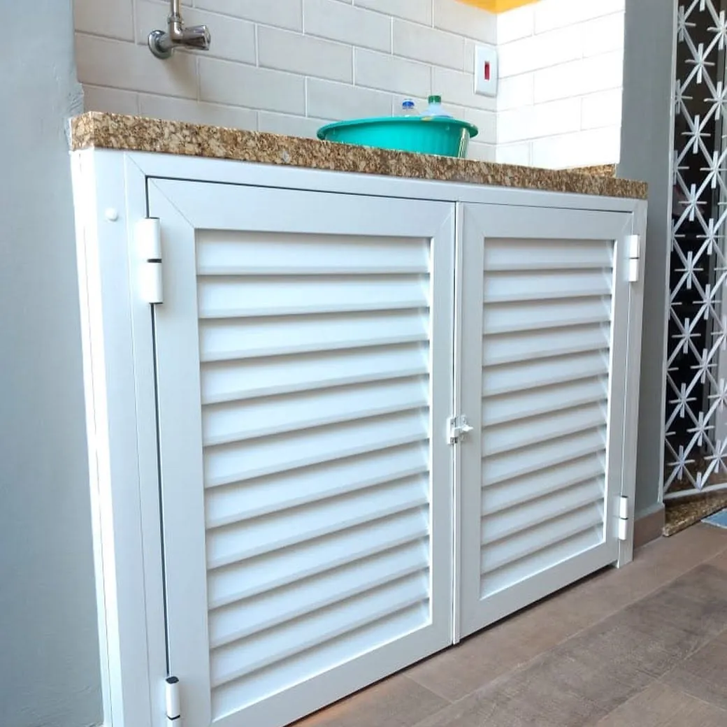 Portas venezianadas brancas sob uma pequena bancada